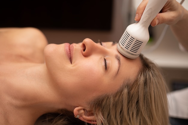 Photo close up woman getting facial treatment