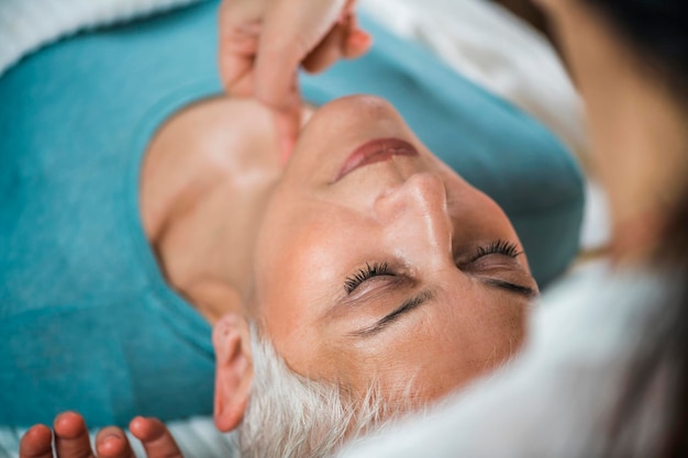 Foto close-up di una donna che fa un massaggio alla spa