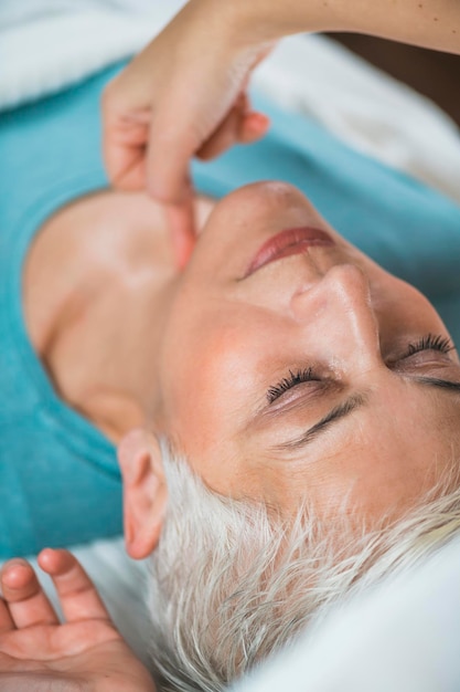 Foto close-up di una donna che fa un massaggio alla spa