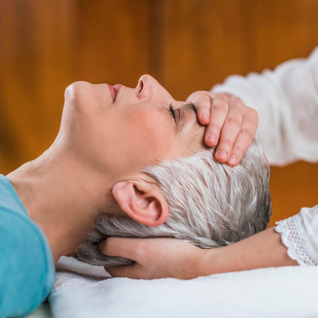 Photo close-up of woman getting massage at spa