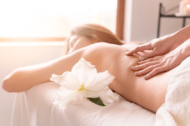 Photo close-up woman getting massage