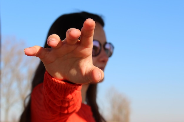 Foto close-up della mano di una donna contro il cielo