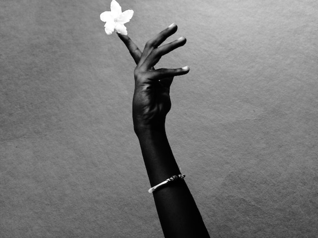 Photo close-up of woman hand against white wall
