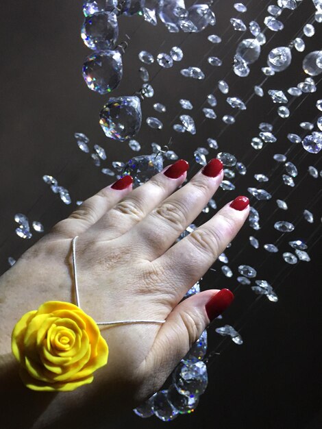 Foto close-up della mano della donna su sfondo nero