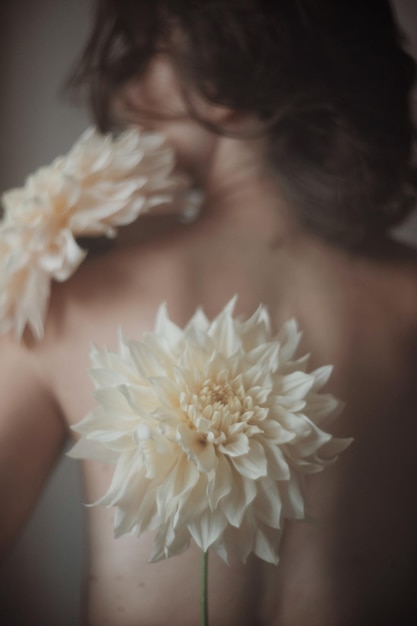 Photo close-up of woman hand on flowering plant