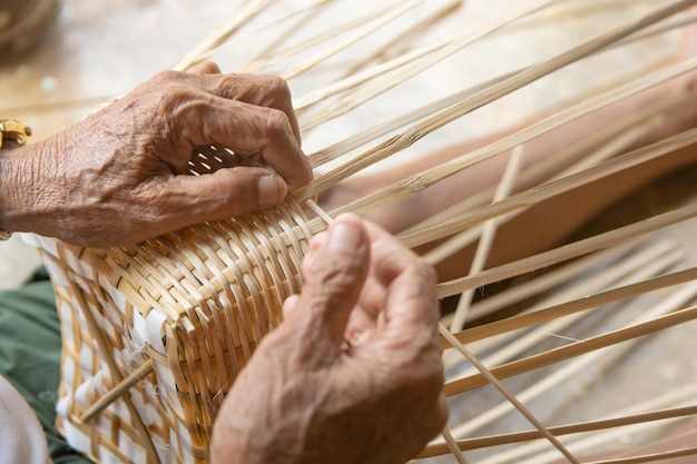 Foto close-up di una donna con la mano che tiene il cesto