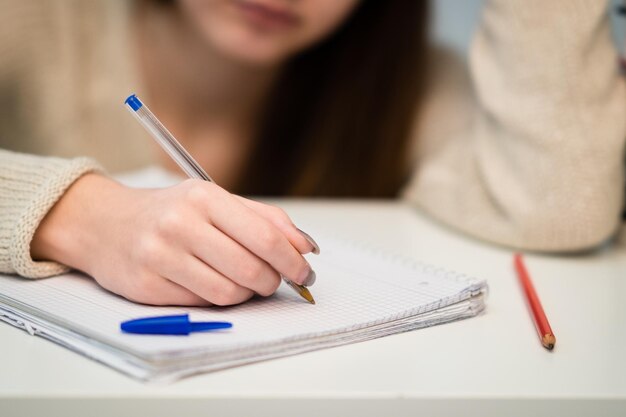 Photo close-up of woman hand holding pencils on table