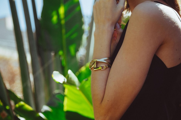 Photo close-up of woman hand on plant