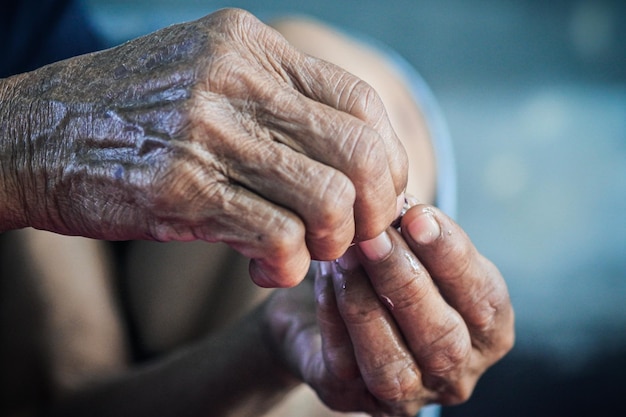 Foto close-up della mano di una donna sulla roccia