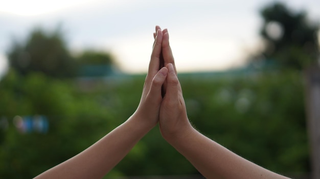 Photo close-up of woman hand on rock