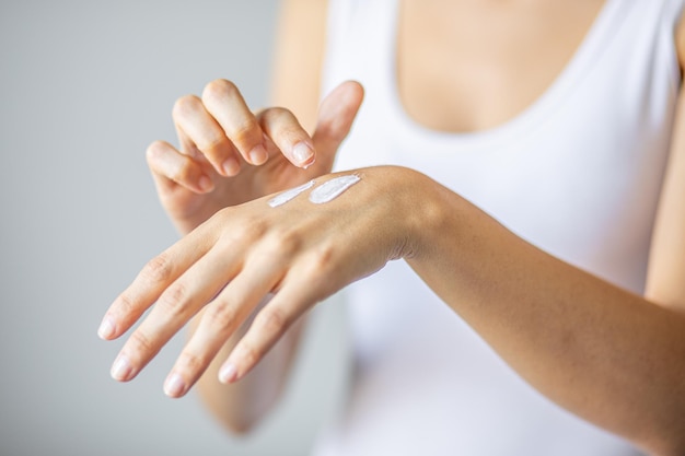 Photo close-up of woman hand over white background