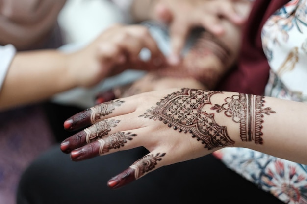 Photo close-up of woman hand with henna tattoo