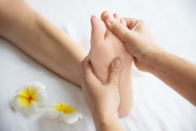 Photo close-up of woman hand with pink flower