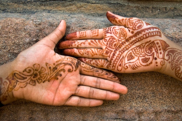 Foto close-up della mano di una donna con un tatuaggio