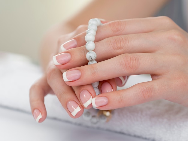 Photo close up woman hands holding beads