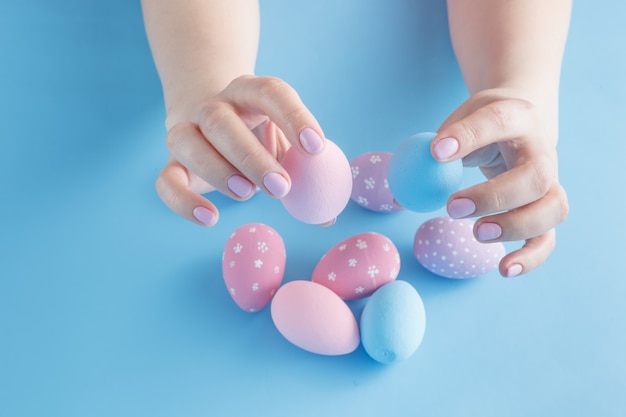 Photo close up of woman hands holding colored easter eggs