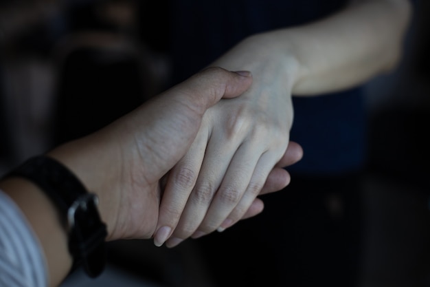 Primo piano di donna mani insieme tenendo il palmo della sua amica