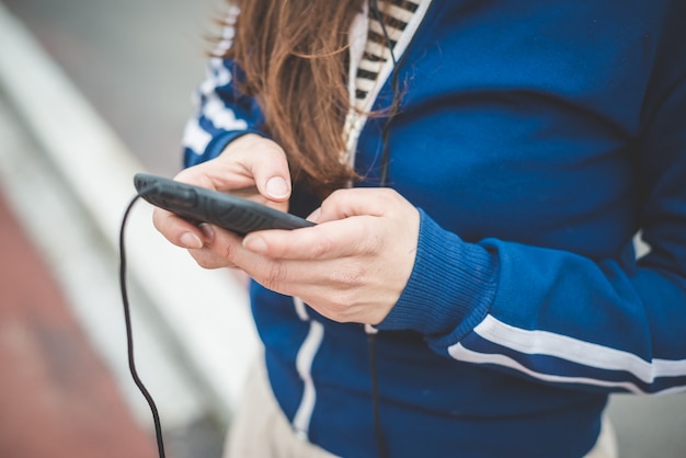 スマートフォンを使って女性の手を閉じる