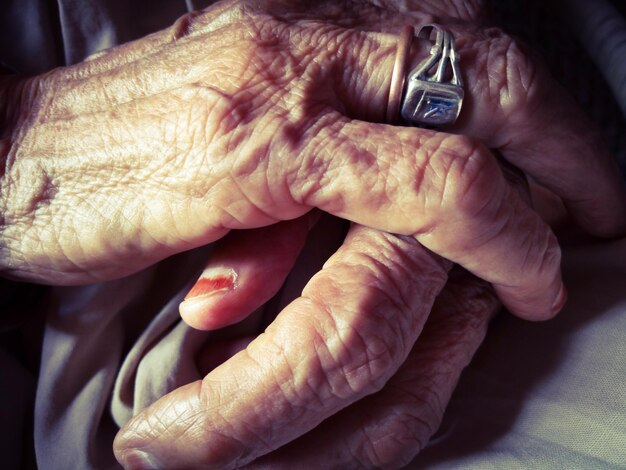 Photo close-up of woman hands on wall