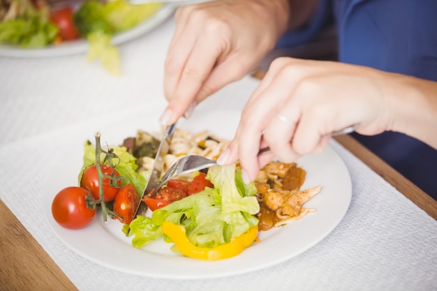 Primo piano della donna che mangia prima colazione