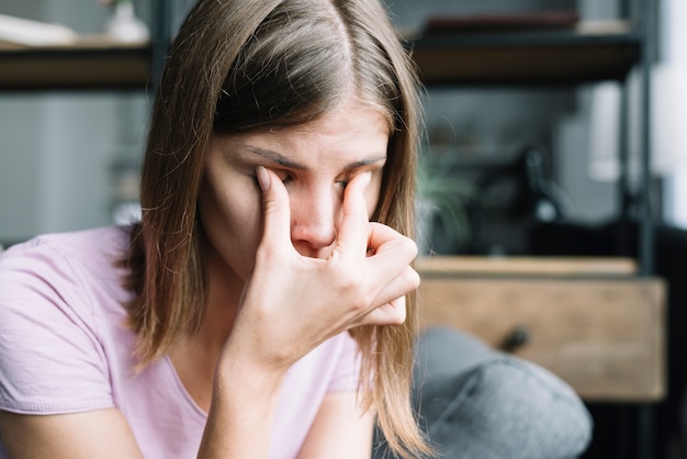 Photo close-up of a woman having eye pain