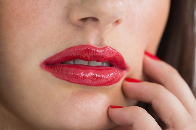 赤い唇を持つ女性のクローズアップ