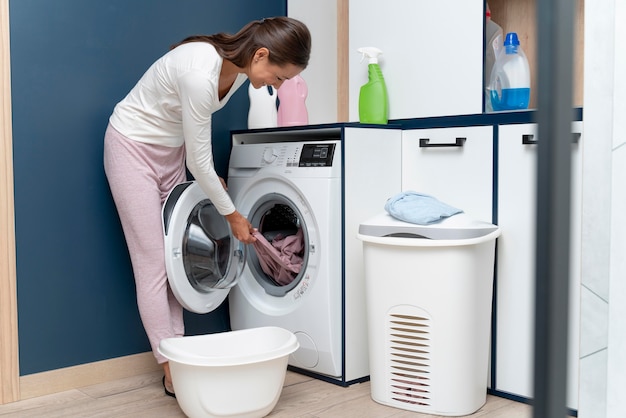 Foto primo piano sulla donna nel suo bagno