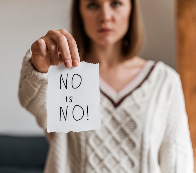 Foto primo piano di una donna che tiene un messaggio di consapevolezza