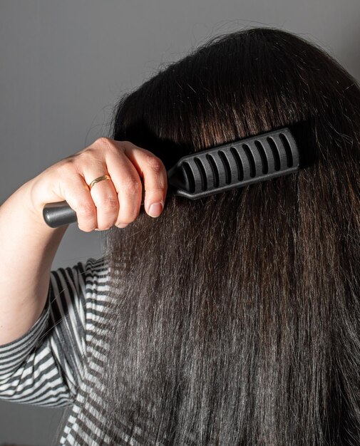 Foto close-up di una donna con un pennello nero