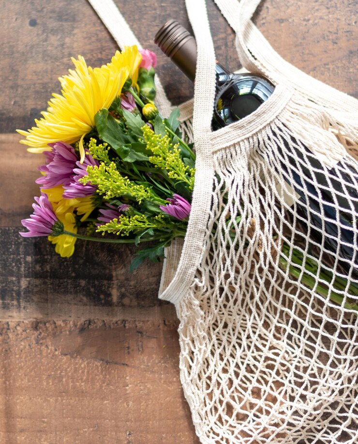 Photo close-up of woman holding bouquet against white wall
