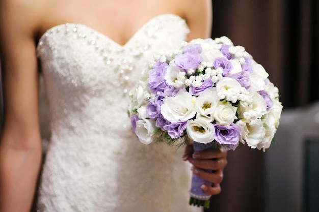 婚礼の花束を握っている女性のクローズアップ