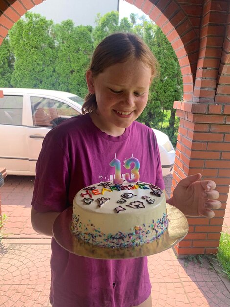 Foto close-up di una donna che tiene una torta