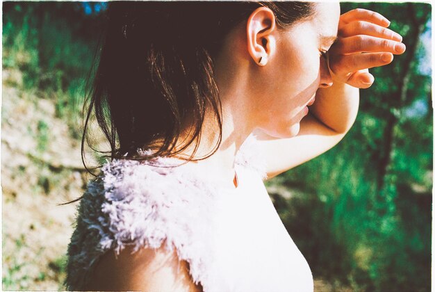 Foto close-up di una donna che tiene in mano la telecamera