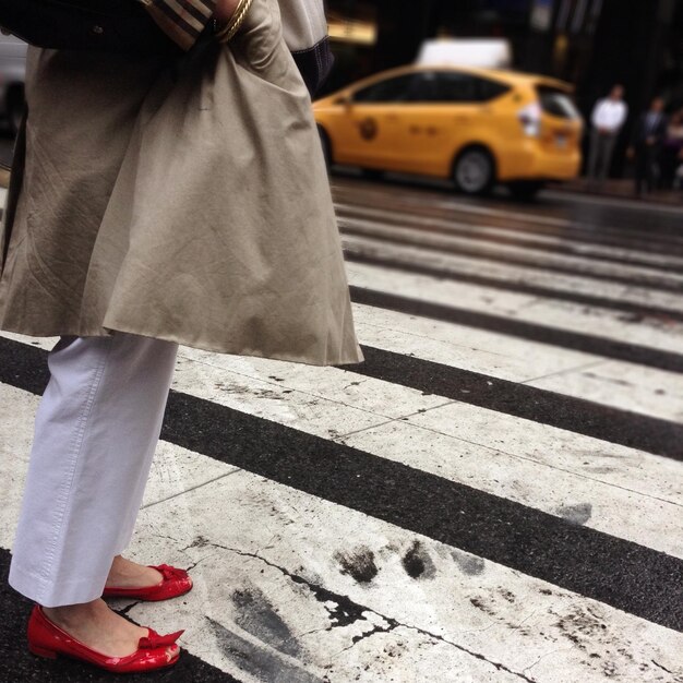 Foto close-up di una donna che tiene in mano un'auto