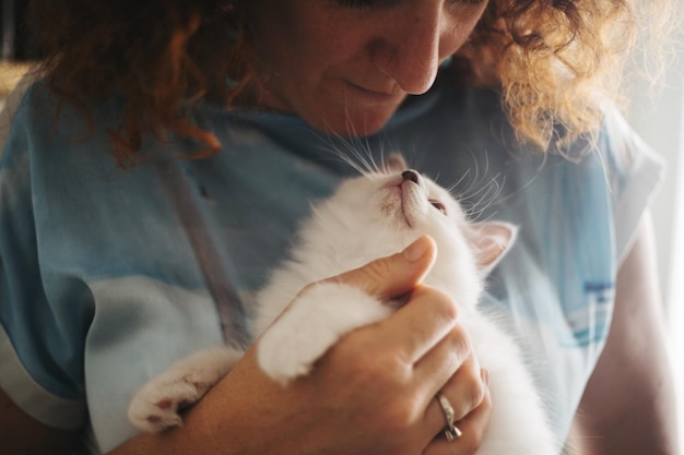 Foto close-up di una donna che tiene un gatto