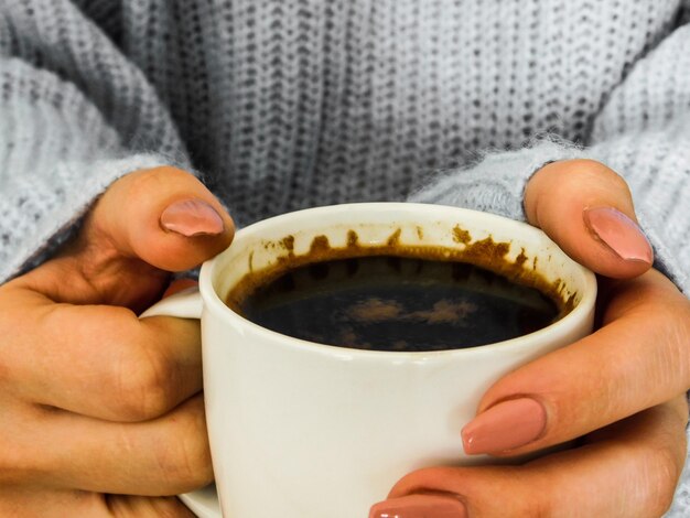 Foto close-up di una donna con una tazza di caffè