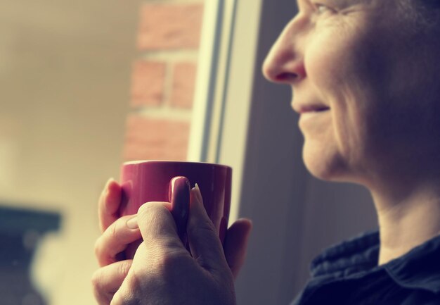 Foto close-up di una donna con una tazza di caffè