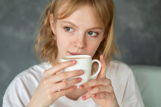 Photo close up woman holding coffee