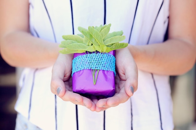 Foto close-up di una donna con un regalo colorato