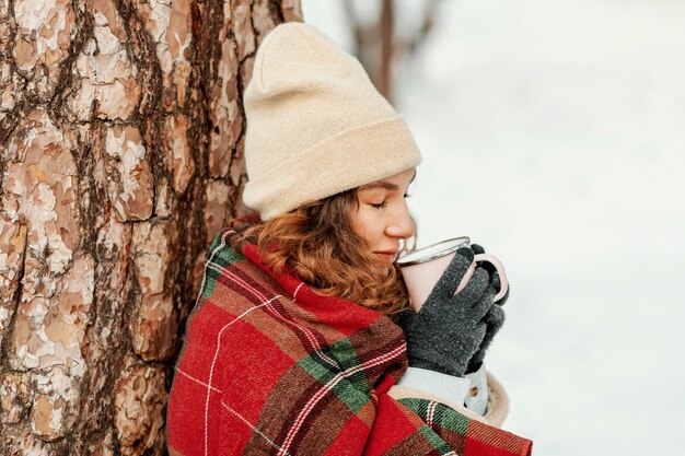 写真 カップを保持しているクローズアップの女性