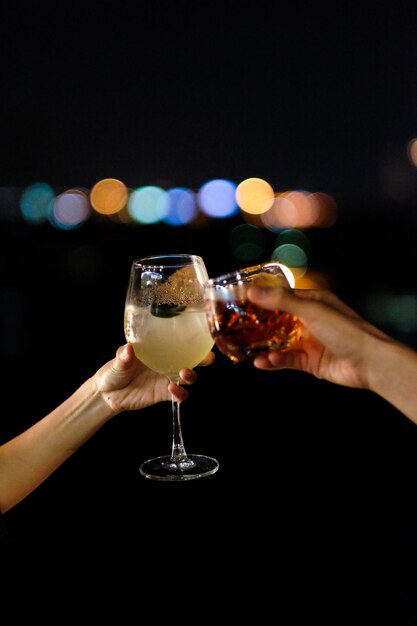 Foto close-up di una donna con un drink in mano