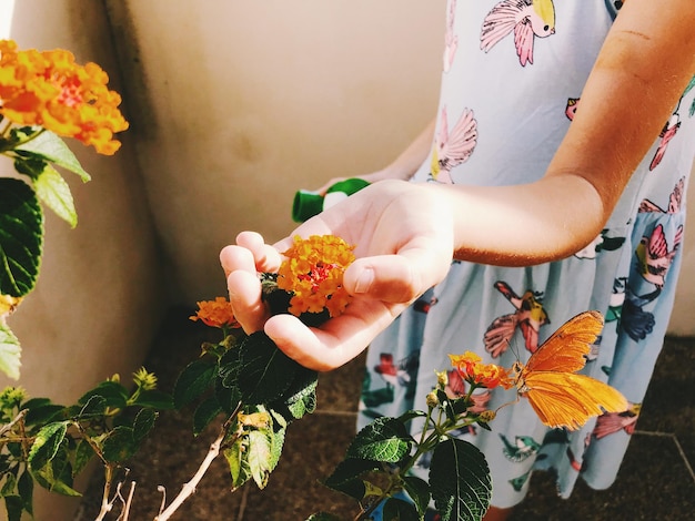 Photo close-up of woman holding flower bouquet