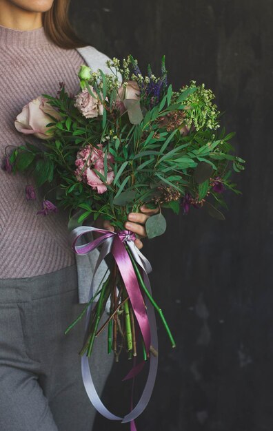 Photo close-up of woman holding flower bouquet