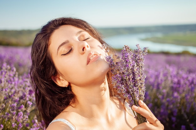 Foto close-up di una donna che tiene una pianta da fiore su un file