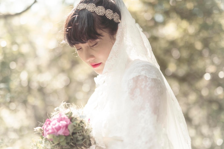 Photo 花を持った女性のクローズアップ