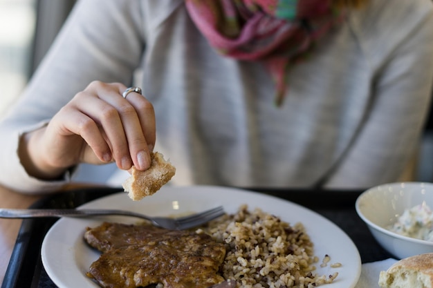 Photo close-up of woman holding food