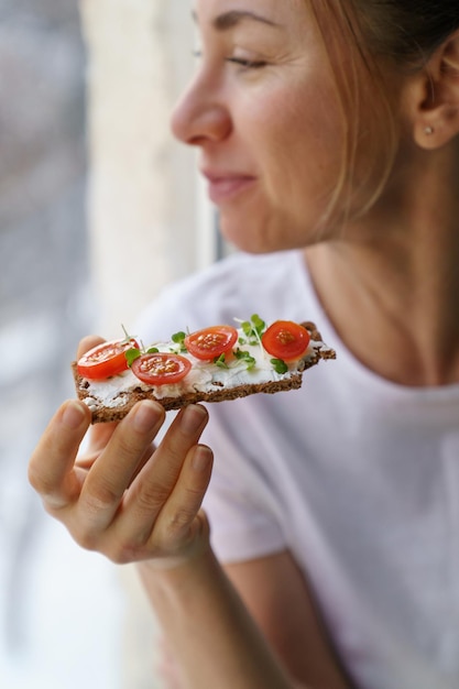 Foto close-up di una donna che tiene il cibo