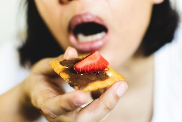 Photo close-up of woman holding ice cream