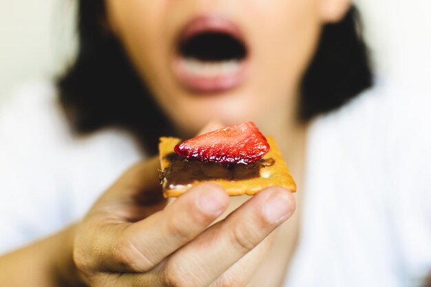 Photo close-up of woman holding ice cream