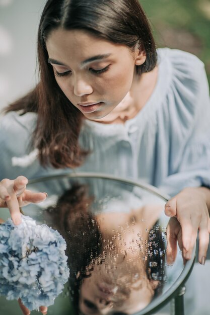 Photo close-up of woman holding ice cream